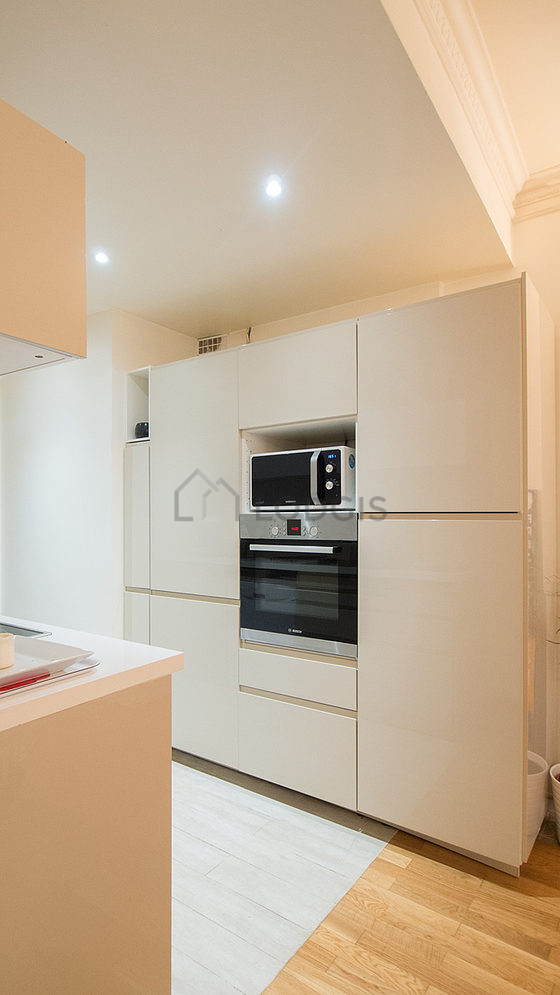 Cuisine équipée de lave vaisselle, plaques de cuisson, réfrigerateur, hotte