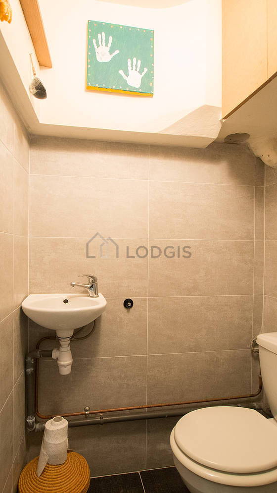 Toilettes indépendantes de la salle d'eau