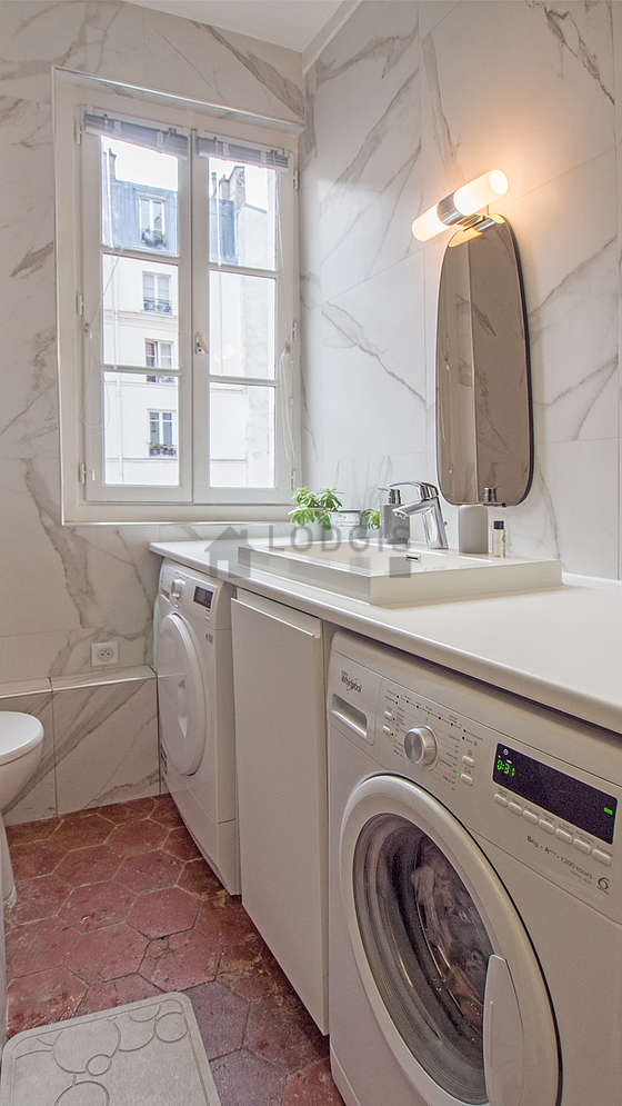 Salle de bain équipée de lave linge, sèche linge, serviettes de bain