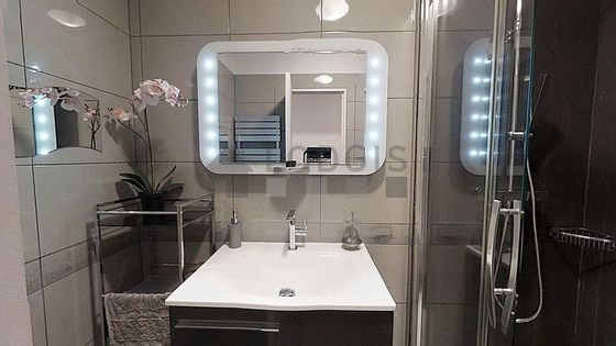 Agréable salle de bain claire avec du carrelage au sol