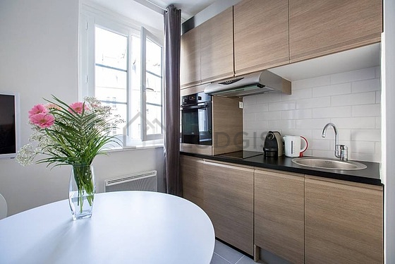 Cuisine dînatoire pour 2 personne(s) équipée de lave linge, sèche linge, réfrigerateur, hotte