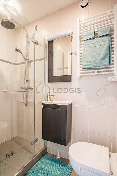 Agréable salle de bain claire avec du carrelage au sol