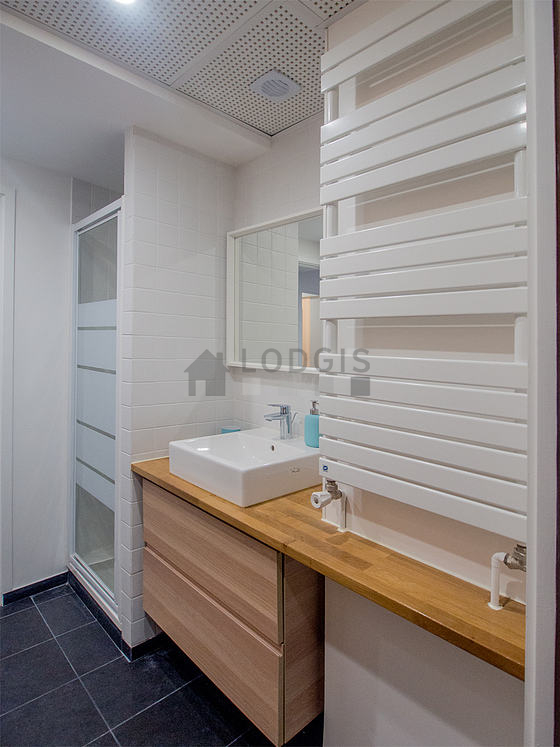 Agréable salle de bain très claire avec du carrelage au sol