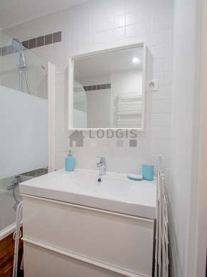 Pleasant and very bright bathroom with tile floor