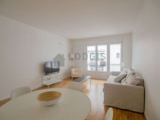 Large living room of 25m² with wooden floor
