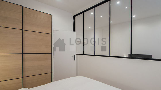 Bedroom of 10m² with wooden floor