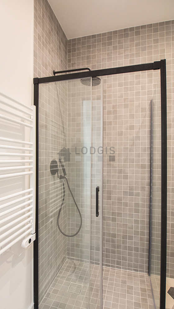 Salle de bain équipée de serviettes de bain
