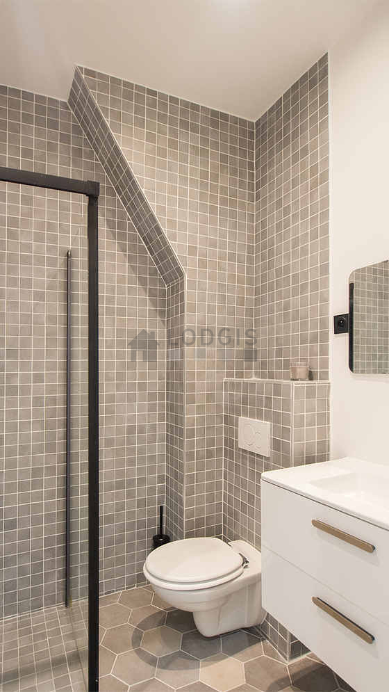 Bathroom equipped with bath towels