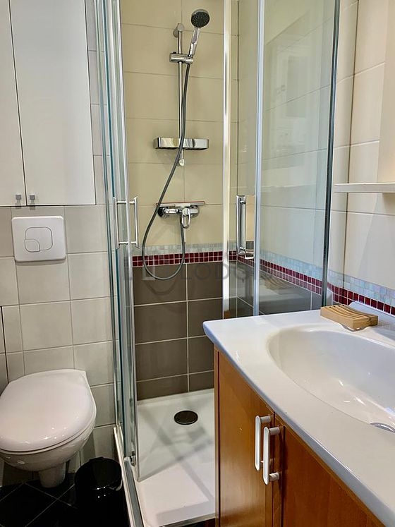 Belle salle de bain avec fenêtres double vitrage et du carrelage au sol