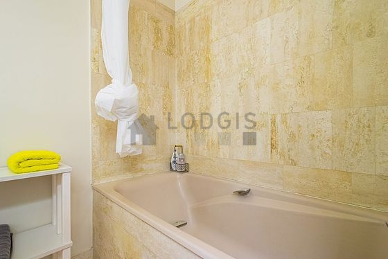 Bathroom equipped with bath towels