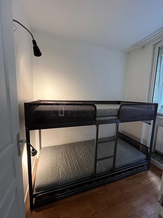 Chambre avec du parquet au sol