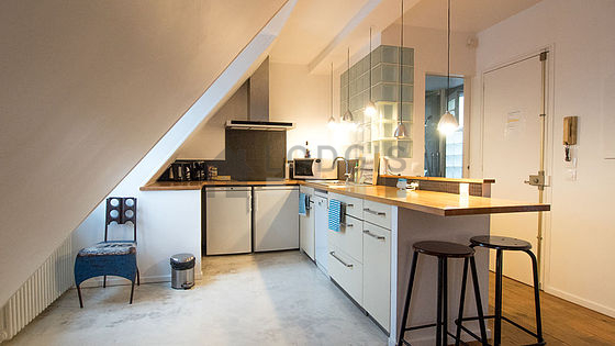 Belle cuisine avec du carrelage au sol