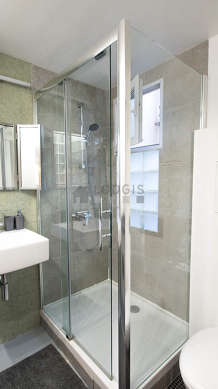 Belle salle de bain claire avec fenêtres double vitrage et du carrelageau sol
