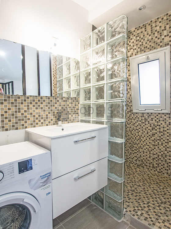 Agréable salle de bain avec du carrelage au sol