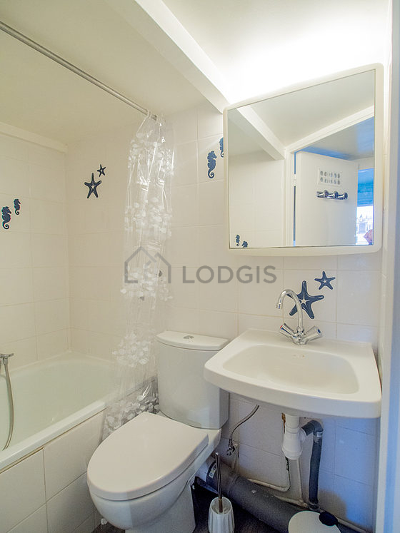 Salle de bain équipée de serviettes de bain