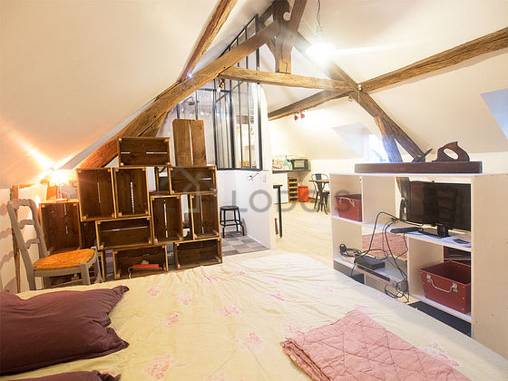Salon avec la moquette au sol