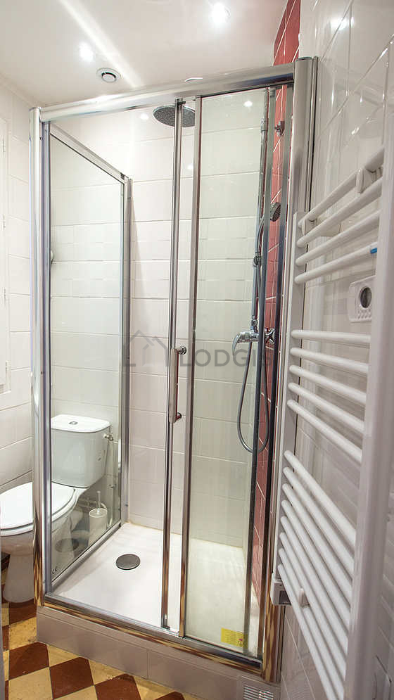 Belle salle de bain claire avec fenêtres double vitrage et du carrelage au sol