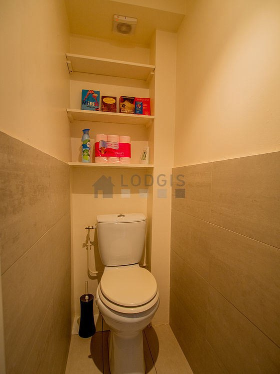 Toilettes indépendantes de la salle d'eau