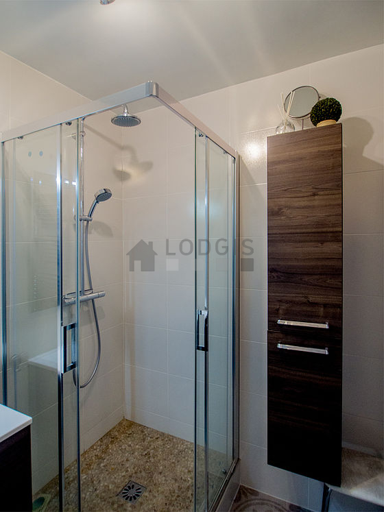 Agréable salle de bain claire avec du carrelage au sol