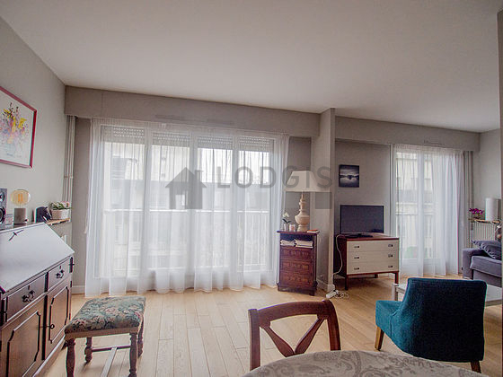 Grand salon de 24m² avec du parquet au sol