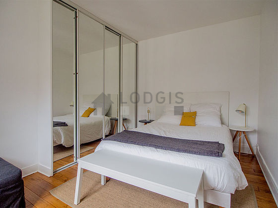 Chambre de 12m² avec du parquet au sol