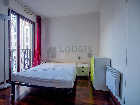 Chambre avec du parquet au sol