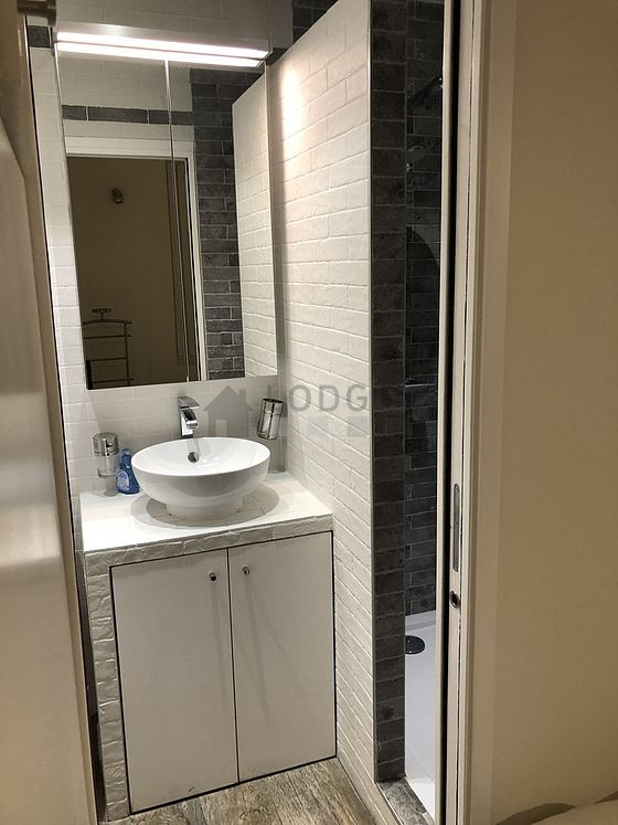 Agréable salle de bain avec du carrelage au sol