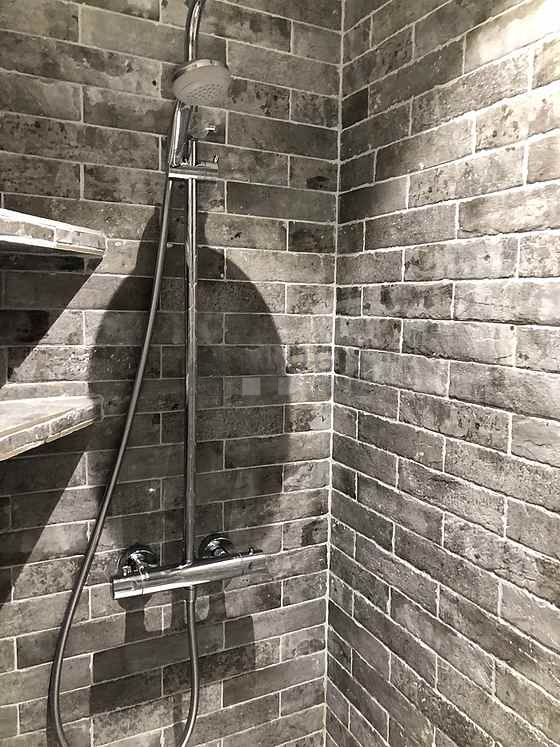 Salle de bain équipée de placard