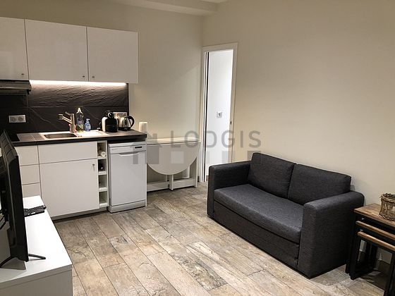 Séjour très calme équipé de 1 canapé(s) lit(s) de 140cm, télé, 1 fauteuil(s), 1 chaise(s)