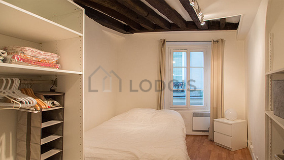Chambre avec du parquet au sol