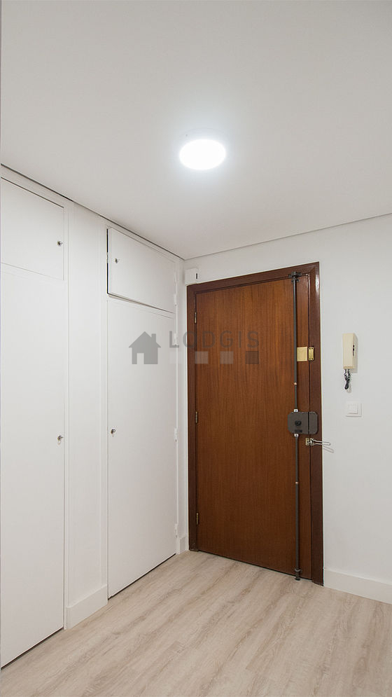 Très belle entrée avec du linoleum au sol