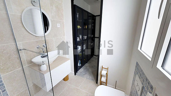 Bathroom equipped with bath towels