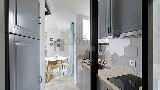 Cuisine équipée de lave linge, réfrigerateur, vaisselle
