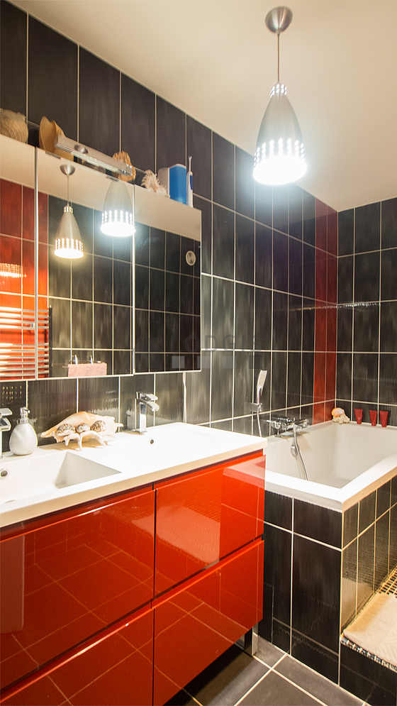 Salle de bain équipée de serviettes de bain