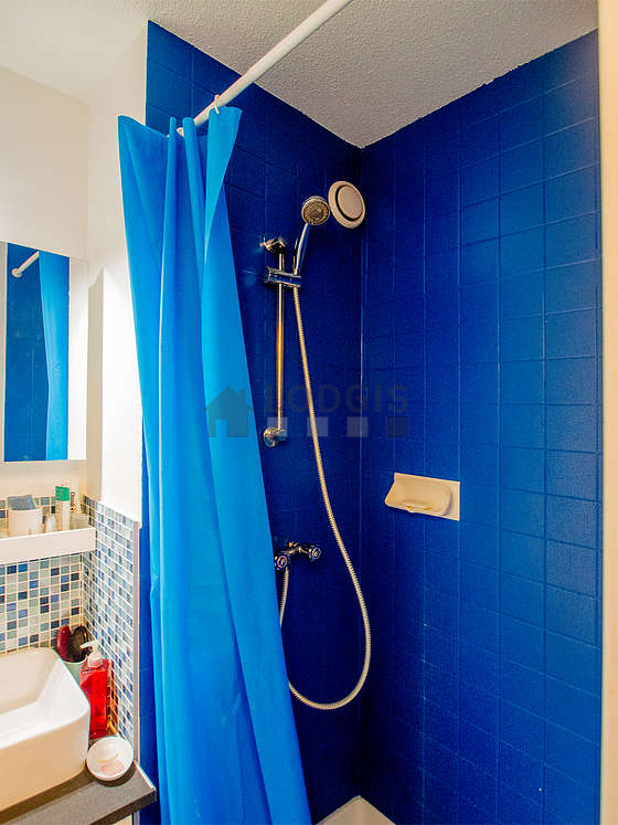 Bathroom equipped with bath towels