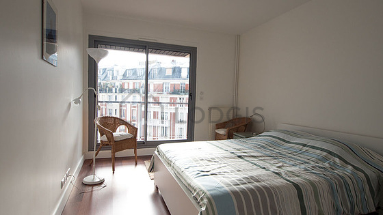 Chambre avec du parquet au sol