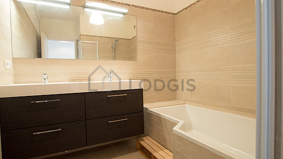 Salle de bain équipée de serviettes de bain
