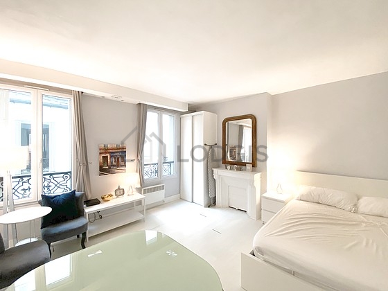 Salon avec du parquet au sol