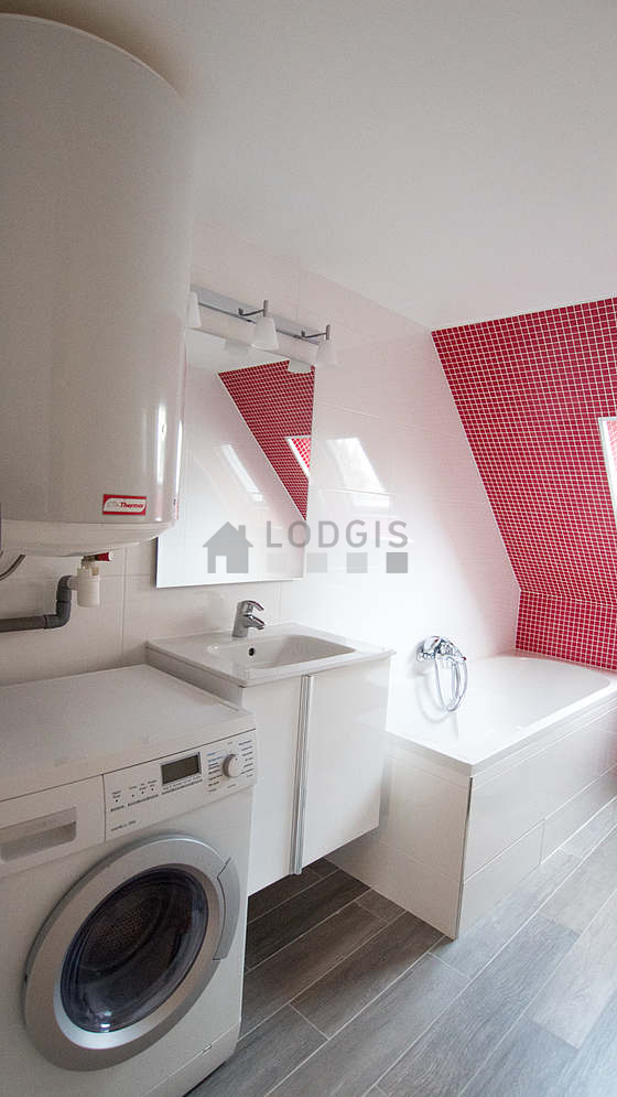 Belle salle de bain claire avec fenêtres double vitrage et du parquet au sol