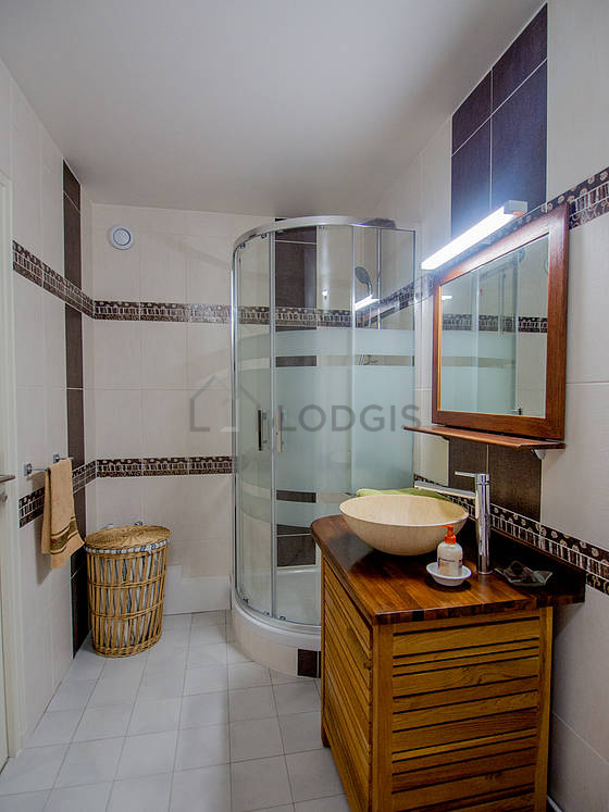 Pleasant and very bright bathroom with tile floor