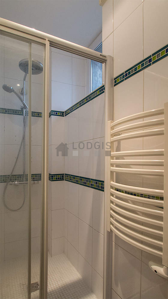 Bathroom equipped with bath towels