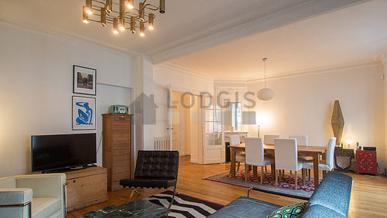 Great, very quiet and bright sitting room of an apartment in Paris