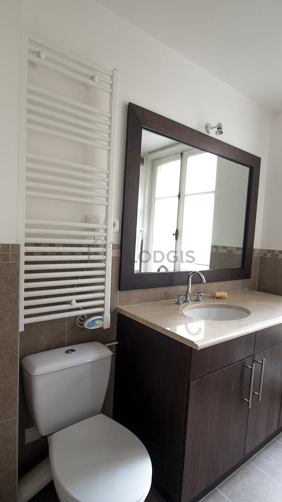Salle de bain équipée de lave linge, sèche linge, serviettes de bain