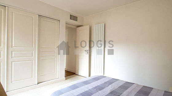 Very bright bedroom equipped with storage space, cupboard, 1 chair(s)