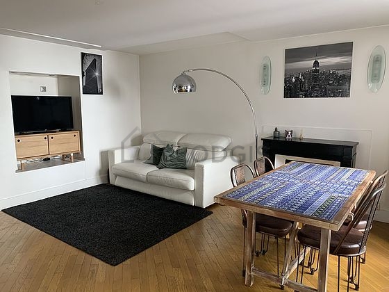 Salon avec du parquet au sol