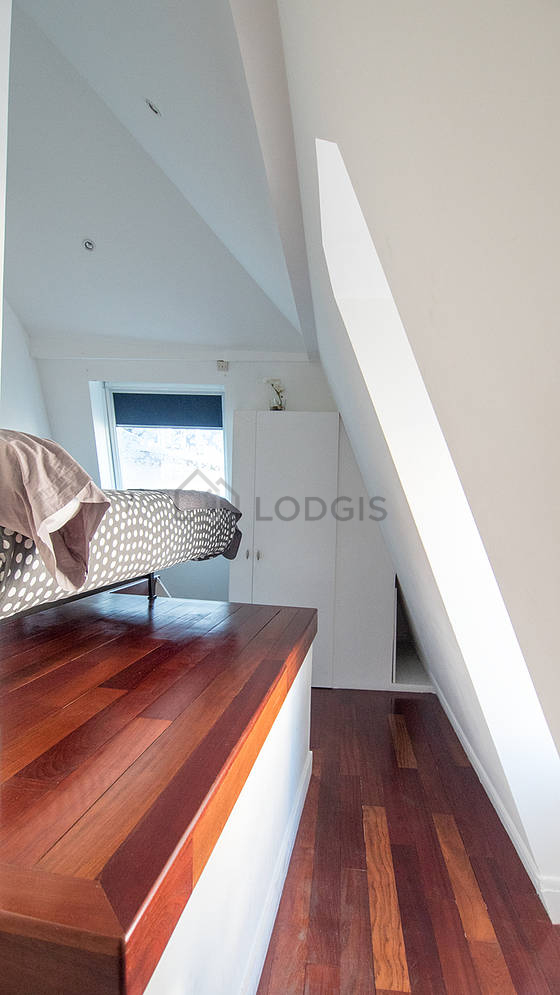 Chambre avec du parquet au sol