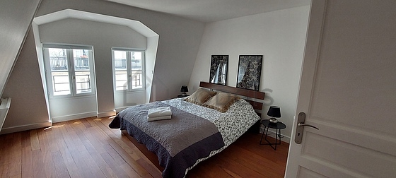 Chambre avec du parquet au sol