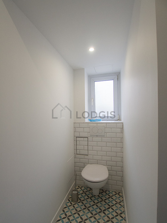 Toilettes indépendantes de la salle d'eau
