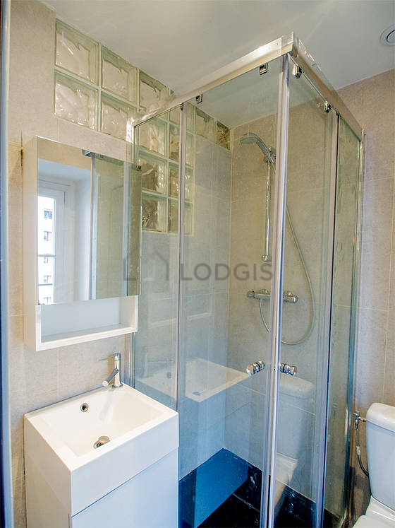 Agréable salle de bain très claire avec du carrelage au sol