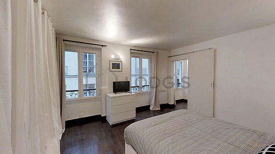 Chambre avec du parquet au sol